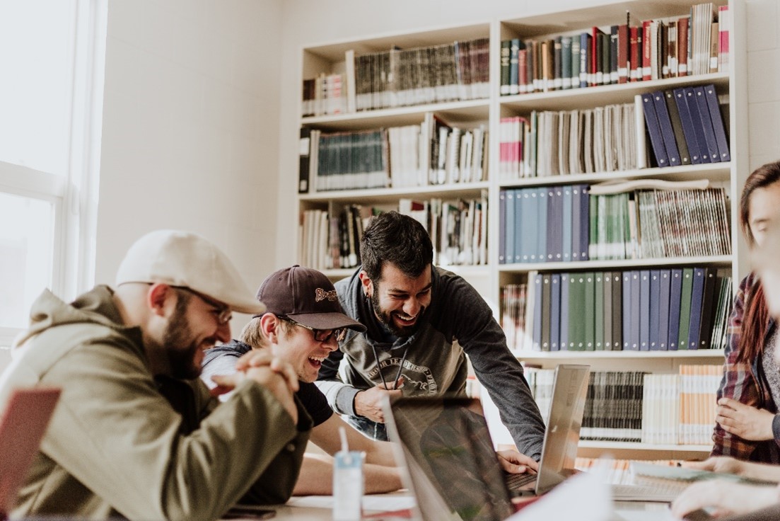 Group_of_men_working
